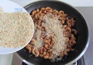 自制健康小零食--芝麻腰果,翻炒至糖浆包裹在腰果上, 放入炒熟的芝麻;