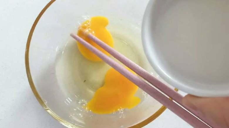 宝宝辅食:南瓜烘蛋—细腻软嫩,自带清甜,些许奶香!12M+,准备一个大碗,把<a style='color:red;display:inline-block;' href='/shicai/ 9'>鸡蛋</a>打入,然后把奶粉加水冲泡好,加入到<a style='color:red;display:inline-block;' href='/shicai/ 9'>鸡蛋</a>液中,此时蛋液有点呈乳白色。
》全部使用<a style='color:red;display:inline-block;' href='/shicai/ 9'>鸡蛋</a>不加牛奶也可以,但加了牛奶后能令煎熟的<a style='color:red;display:inline-block;' href='/shicai/ 9'>鸡蛋</a>更松软,有迷人奶香。
》也可以在<a style='color:red;display:inline-block;' href='/shicai/ 9'>鸡蛋</a>中滴入几滴柠檬汁,可以给<a style='color:red;display:inline-block;' href='/shicai/ 9'>鸡蛋</a>去腥。