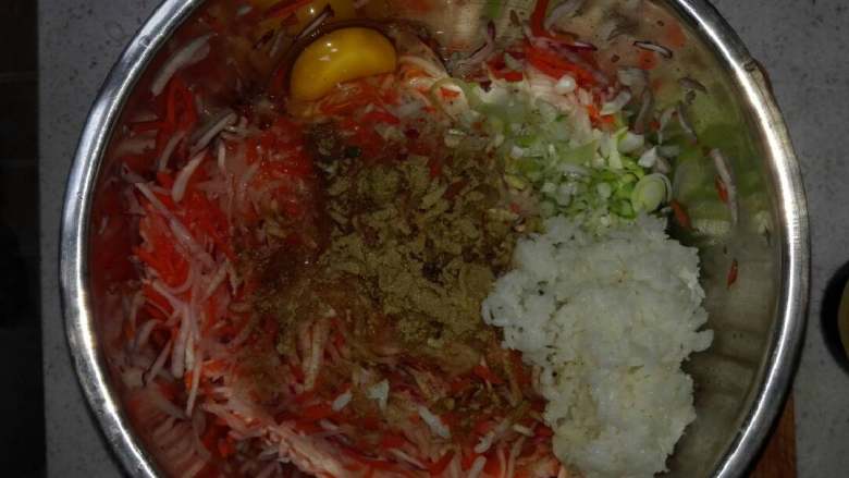 素萝卜丸子,萝卜插碎后加入其他食材,像拌饺子馅一样拌好