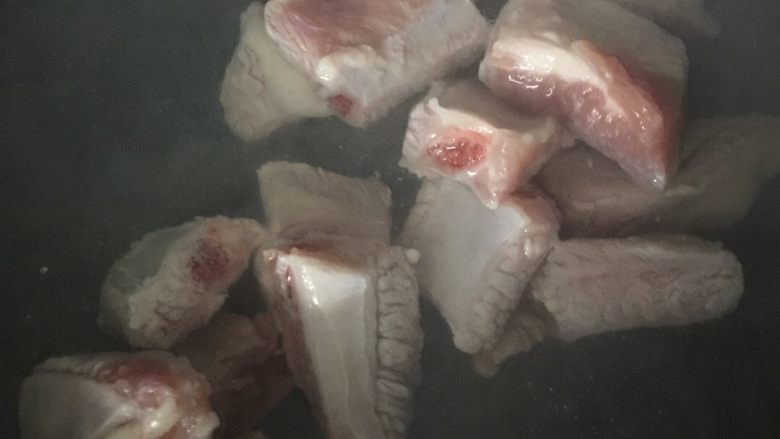 糖醋排骨,水烧开,加入排骨,去掉血水和肉腥