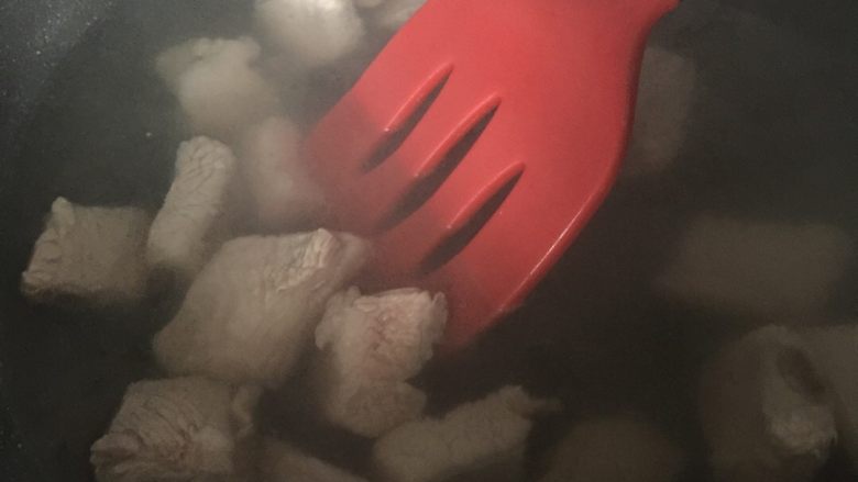 糖醋排骨,排骨变白就行了,不要时间太长