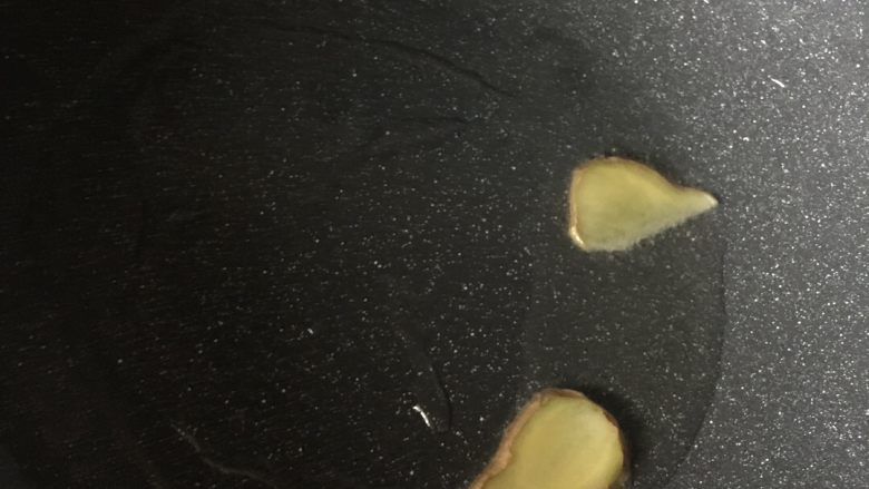糖醋排骨,锅里放少许油,放入姜片