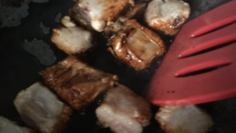 糖醋排骨,准备好的调料倒入,继续翻炒