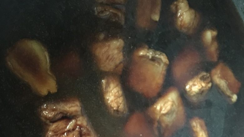 糖醋排骨,随后加入开水,差不多没过排骨就行