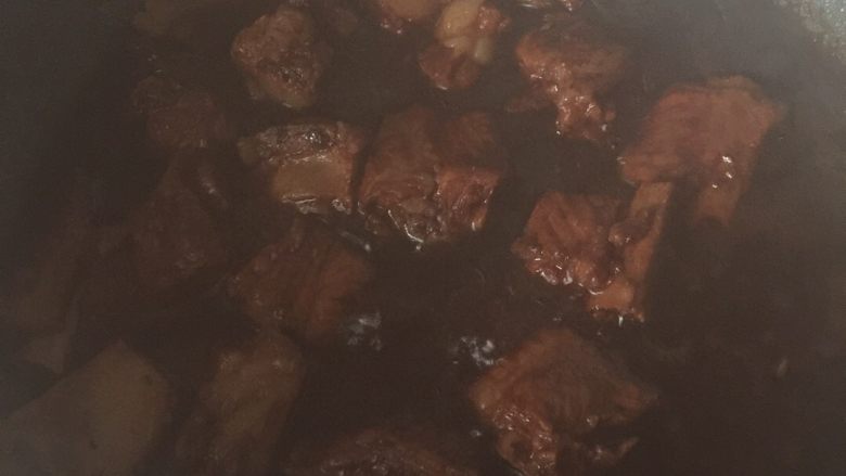 糖醋排骨,水焖到剩三分之一,这时可以大火收汁了,要不停的翻拌,防止粘锅
