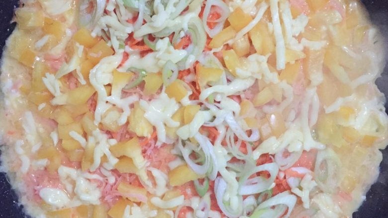 "披萨"派鸡蛋饼,这时可以来点cheese ,小火焖
