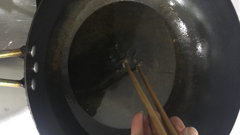 不一样的意大利面^_^,倒油烧热(大火)加热到筷子点上有点小泡就可以开炸了;(油稍微多点,炸完可以倒在碗中下次炸海鲜用,我就是炸了两次的油了,不过每次倒在碗中都要用漏勺过滤一下😊)