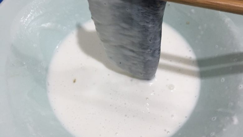 不一样的意大利面^_^,秋刀鱼片轻轻粘上一层就下锅炸了;