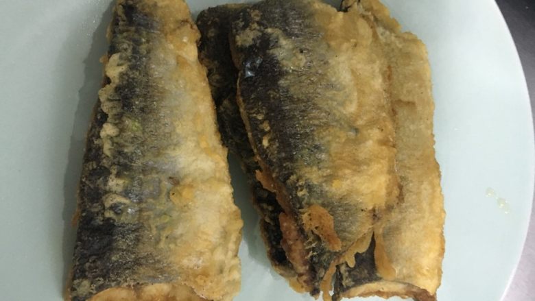 不一样的意大利面^_^,两面都炸90秒即可捞出装在盘子;