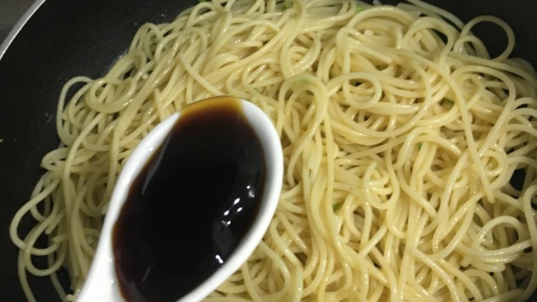 不一样的意大利面^_^,加盐,鸡精,再加一勺<a style='color:red;display:inline-block;' href='/shicai/ 721'>蚝油</a>,继续翻炒十来秒,倒入葱花加白胡椒粉(看个人喜好加多少),再翻炒几下即可出锅;(中火)