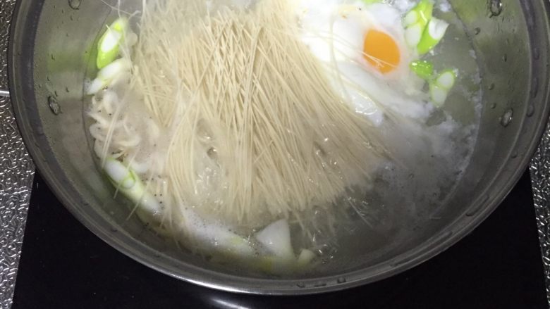 热汤面,放入水,先放葱花和鸡蛋再放入面条,面条很细所以先放入鸡蛋