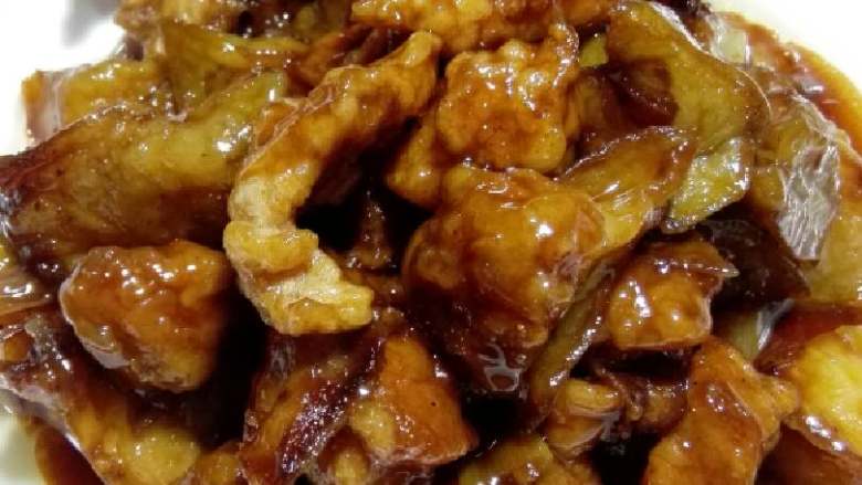 “肉段烧茄子”绅士私房菜,外酥里嫩的肉段配上软软的茄子香浓可口,好吃极了👍