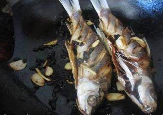 豆豉鲮鱼,放入炸好的鲮鱼，烧到收汁，起锅撒葱花。