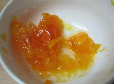 蟹黄蛋,咸鸭蛋的蛋黄用刀(或剪刀)剁碎。