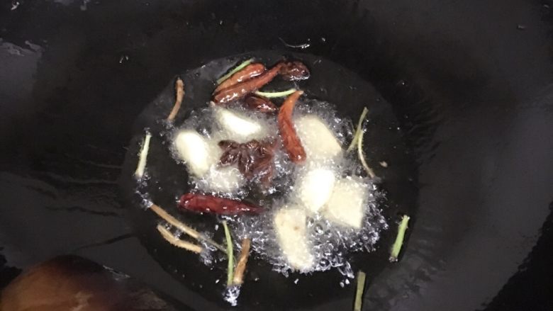 基围虾虾虾虾……,(花椒捞出后)放入葱姜蒜辣椒八角爆香。