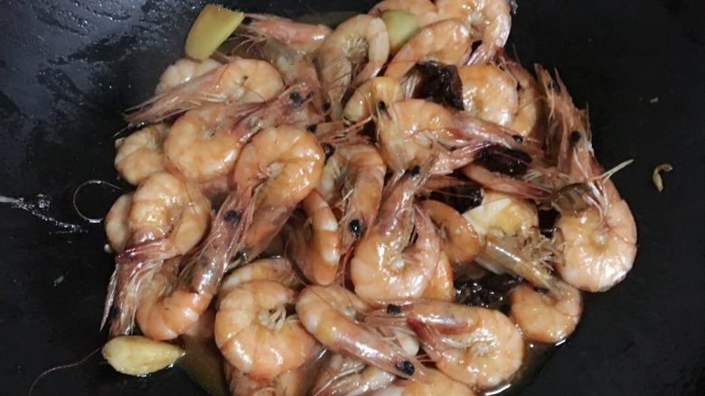 基围虾虾虾虾……,最后加入适量盐翻炒均匀即可出锅。