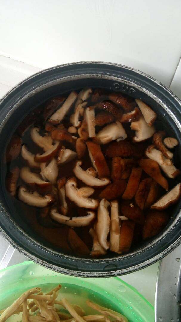 老北京打卤面,放入泡好的香菇(大约泡两小时)。同时把泡香菇的水倒入肉汤中。