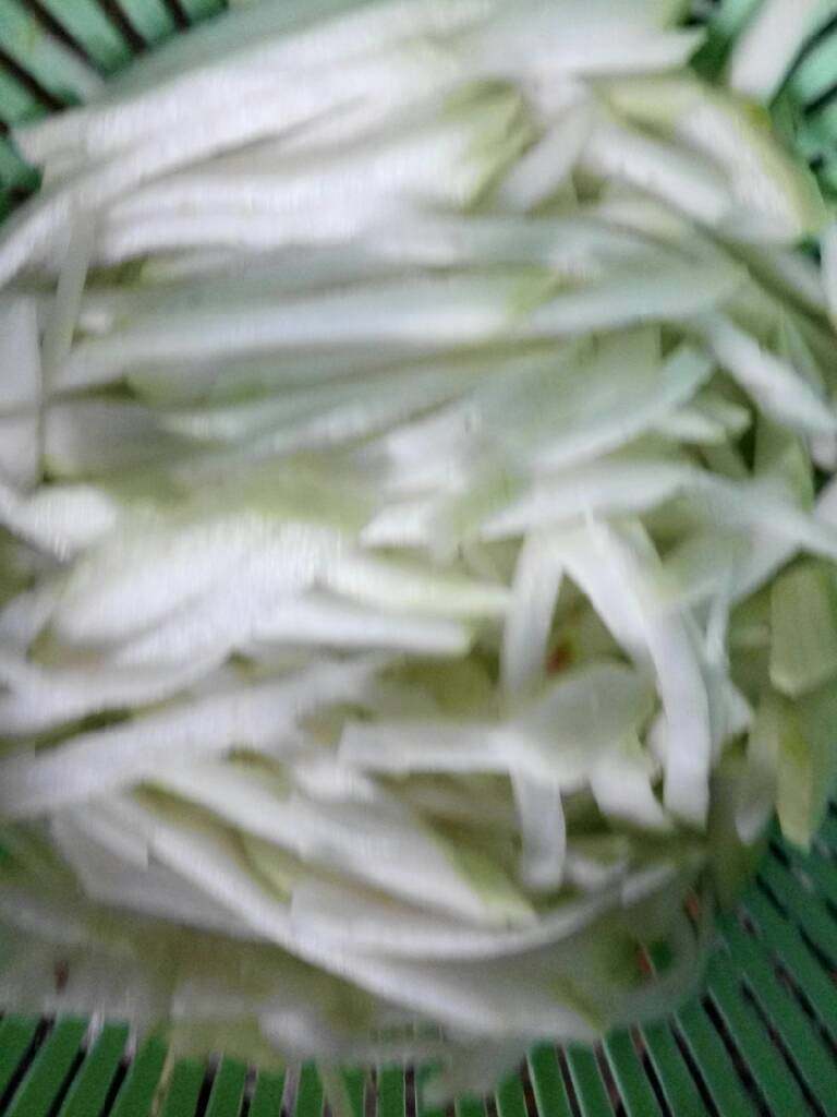 虾米扁卜,扁卜去皮,切成丝