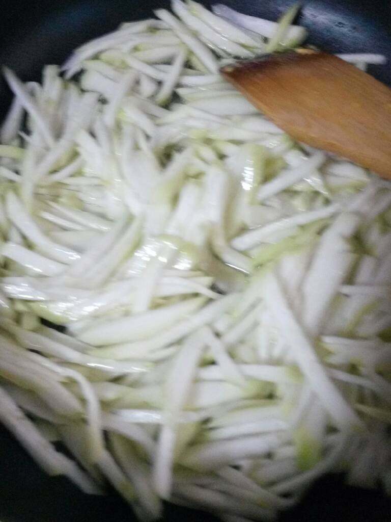 虾米扁卜,油锅烧烫,扁卜丝翻炒