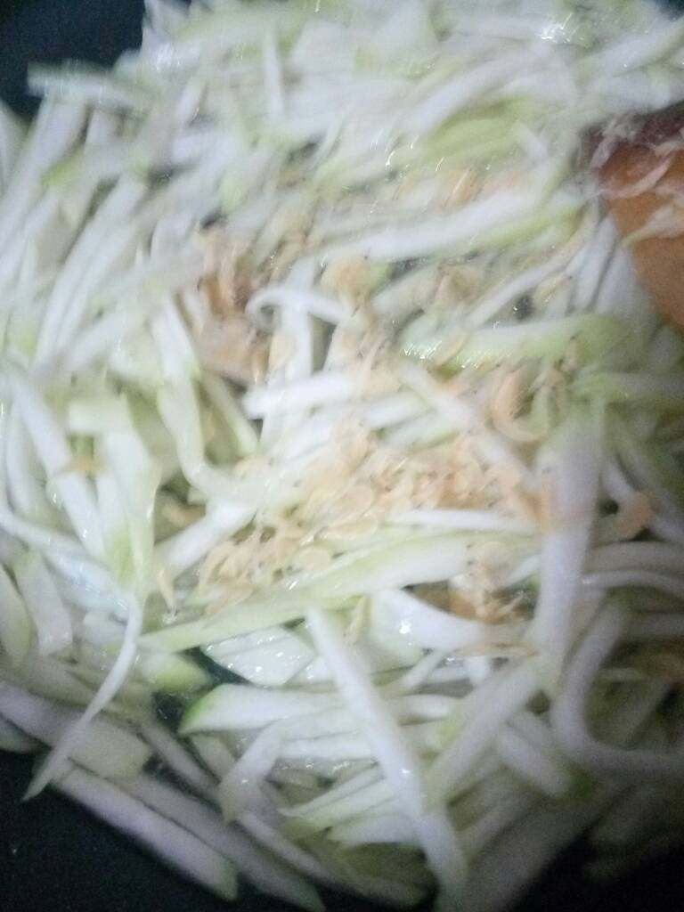 虾米扁卜,加入虾米翻炒,加盐,鸡精