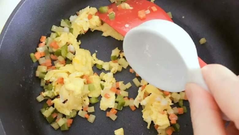 宝宝辅食:可以吃的米饭杯子,加入土豆丁、胡萝卜丁和青椒丁,翻炒至食材变软变熟,然后倒入<a style='color:red;display:inline-block;' href='/shicai/ 9'>鸡蛋</a>液,稍稍有点凝固后用锅铲翻炒搅碎,然后加入一点盐调味。