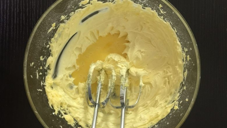 酸乳酪水果挞,倒入全蛋液,继续搅打,让它们勾勾搭搭