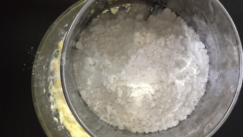 酸乳酪水果挞,筛入纯洁如雪的低筋面粉