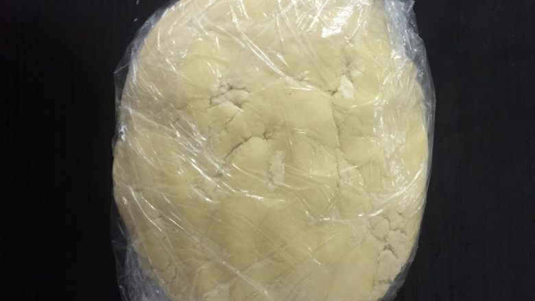 酸乳酪水果挞,将胖小子用保鲜膜包起来
放入冰箱冷藏室凉快50分钟左右
时间到,把胖小子取出来,
因为胖小子油脂(黄油)太多,都冻硬了,
不过木有关系,用你的双手
按摩他,温暖他,
一会儿他就又变成一个柔软的胖子
