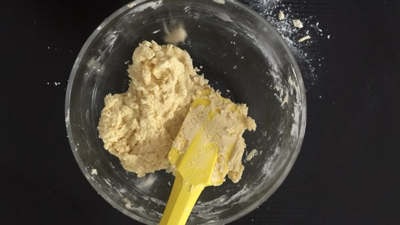 酸乳酪水果挞,
用刮刀将面团拌匀,
想借此跟粗壮的蝴蝶臂say88!
(做梦)
