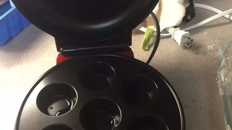 中西合璧小馒头,将电饼铛涂少许食用油开始加热;