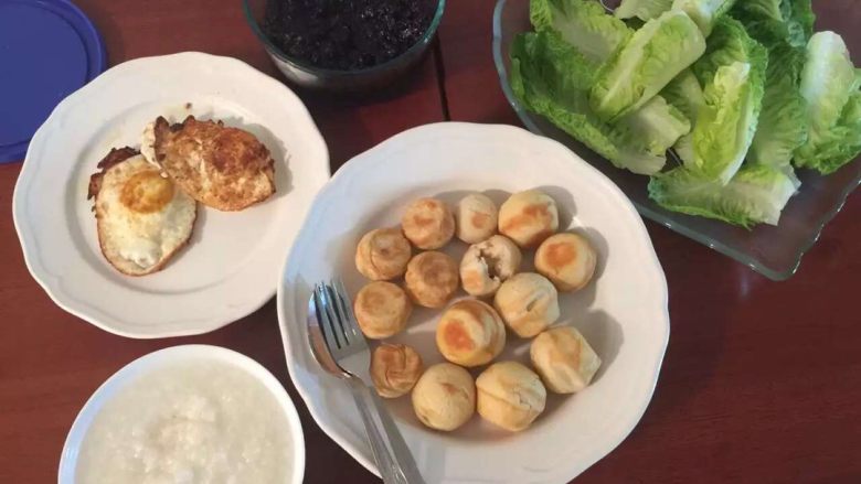 中西合璧小馒头,配上一碗粥,一个煎蛋,再来点生菜沾炸酱,一份健康的、适合大众胃口的早餐小馒头就可以开搓啦!