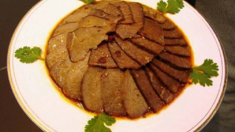 夫妻肺片,调料:八角1克、花椒2克、肉桂2克、卤水2000克、盐10克、酱20克、料酒10克、花椒粉2克、味精5克、芝麻粉2克、辣椒油25克。