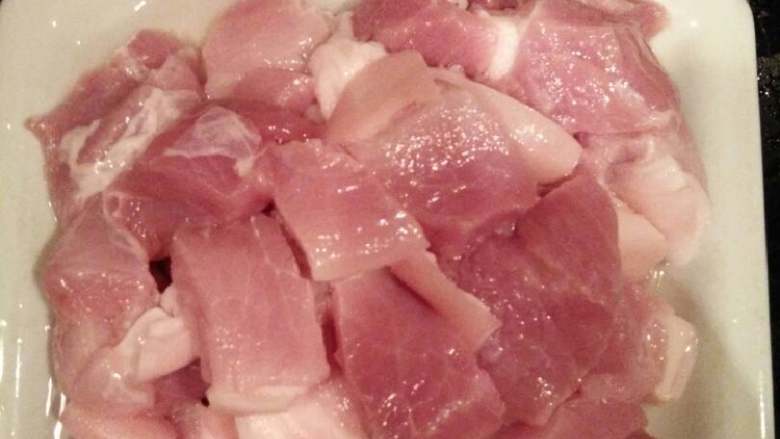 玫瑰腐乳红烧肉,肉先洗干净,冷水,放入八角,姜,料酒煮一下