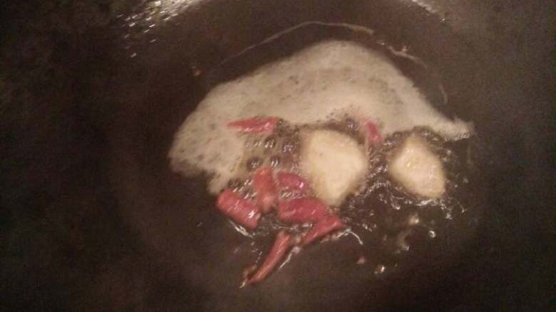 玫瑰腐乳红烧肉,油锅烧热,放入姜,辣椒。我的八角是八角面,所以肉下锅在放