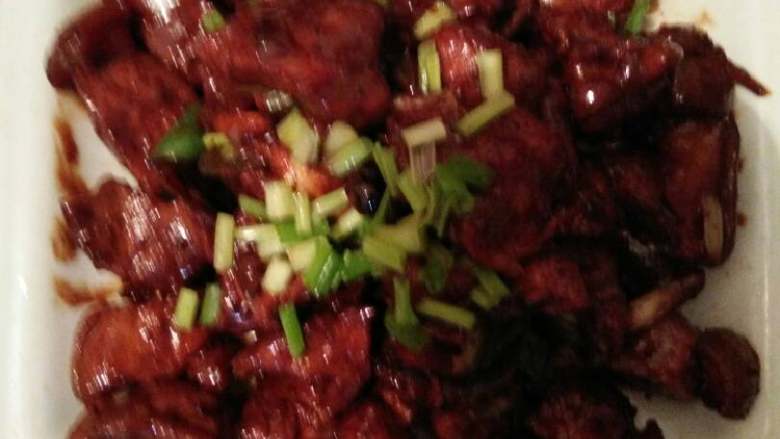 玫瑰腐乳红烧肉,肉下锅以后,翻炒一会,能看到猪肉里面的猪油出来,然后放入酱油,少量盐,继续翻炒。加入腐乳(腐乳里面的汤汁放一点)。放入热水或者高汤煮15分钟,最后把多余的水收一下,装盘,最后放一点碧绿葱花