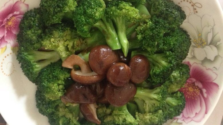 西兰花炒香菇