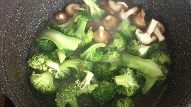 西兰花炒香菇,锅中烧开水加少许油，倒入西兰花和香菇煮3分钟后捞起