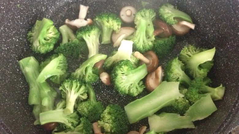 西兰花炒香菇,锅中倒入油烧热后放入西兰花和香菇爆炒2分钟后加入盐和酱油调味即可