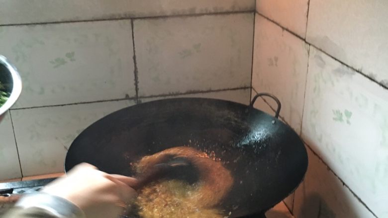红烧无甲鲤鱼,锅里倒入油,加入豆瓣酱,姜,蒜,颗粒翻炒一下,加入干海椒面,在加入蒜苗节,芹菜节,洋葱颗粒翻炒一下,加入开水
