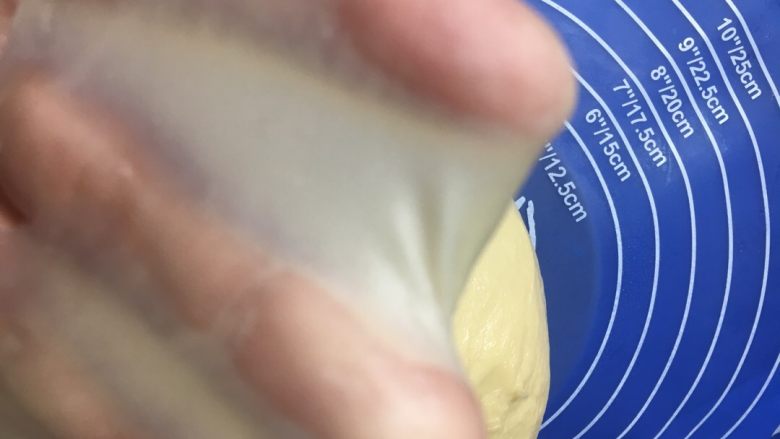 淡奶花朵面包,搅拌至出膜状态