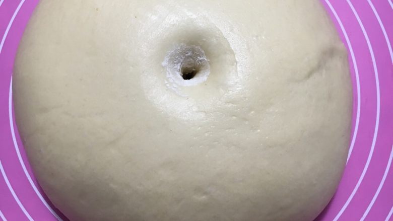 淡奶花朵面包,面团滚圆后盖保鲜膜醒发1小时左右,手指沾些面粉戳洞不回缩即可(我忘了拍照,用张以前的图,呵呵)