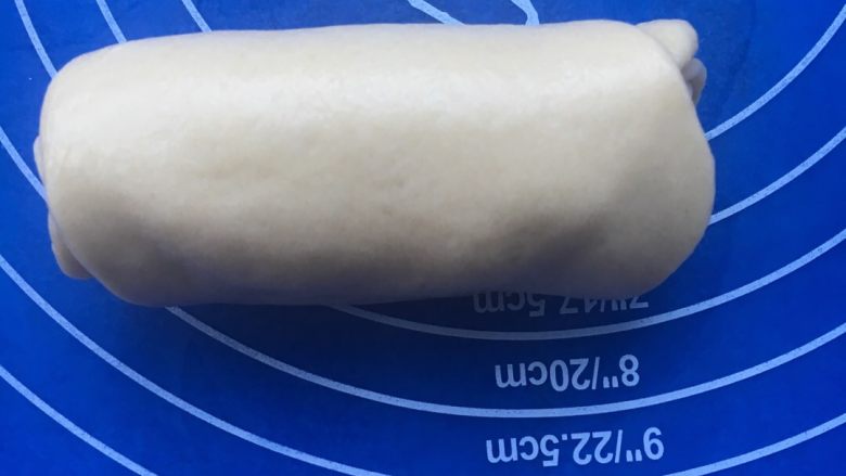 淡奶花朵面包,卷成一个筒状
