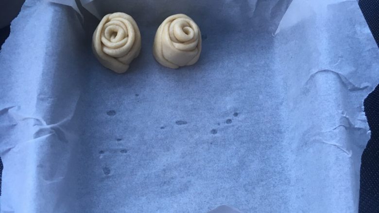 淡奶花朵面包,码在垫了油纸的烤盘里