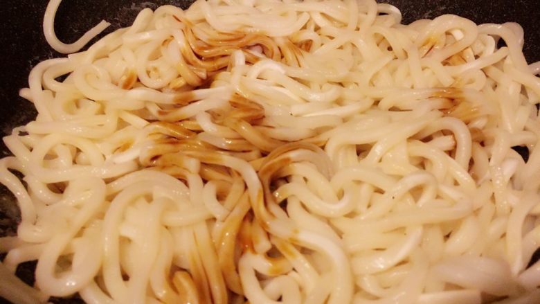 芦笋黑椒牛柳炒乌冬,牛柳出锅后如有粘底,冲刷一下锅先,然后倒入乌冬面,把调好的生抽+蚝油调成的酱汁分次加入(自己调整咸淡度),用筷子搅拌快炒散开