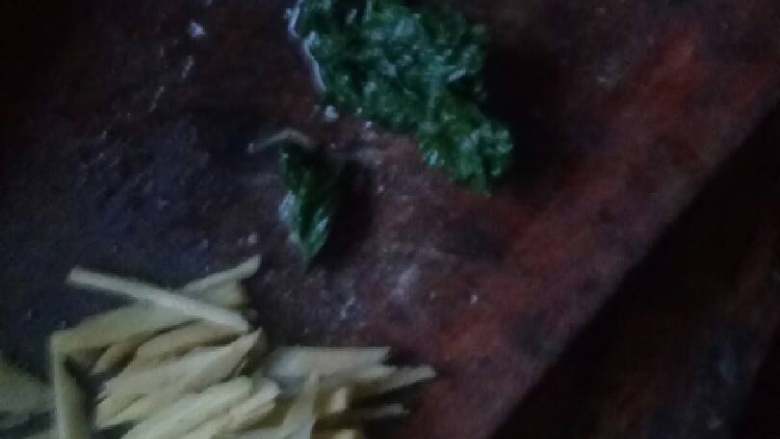 姜菜饵丝,首先把<a style='color:red;display:inline-block;' href='/shicai/ 37'>姜</a>和<a style='color:red;display:inline-block;' href='/shicai/ 3517'>青菜</a>切了。