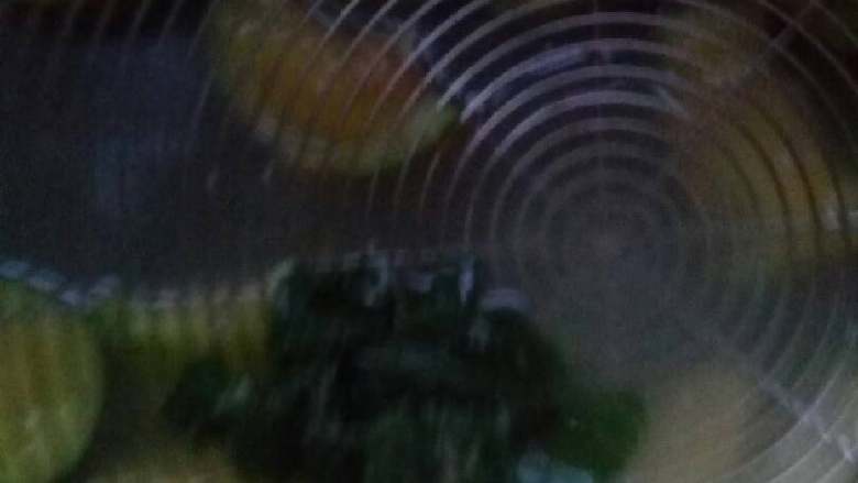 姜菜饵丝,再把青菜给煮了。