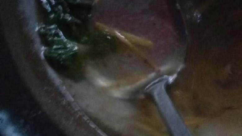 姜菜饵丝,将炒之后把水菜放上。