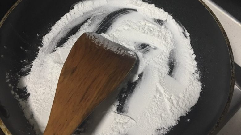正宗红豆大福,炒一些糯米粉,好裹粉用,炒出香味即可