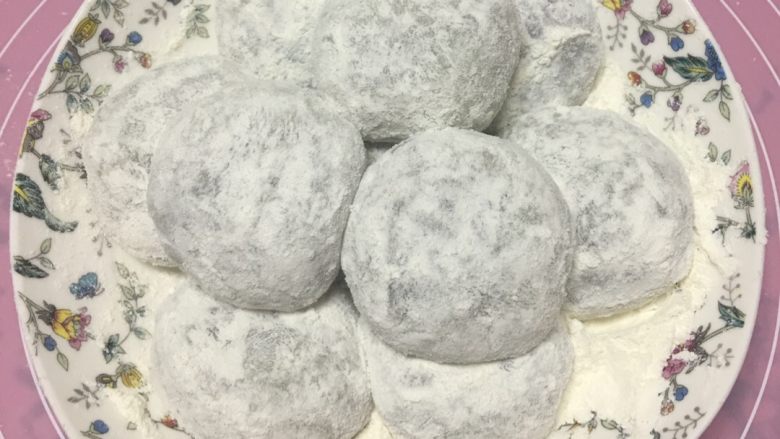 正宗红豆大福,将面团分成40g左右一份,包进20g左右豆馅,裹上熟糯米面粉即可