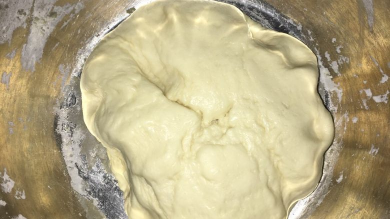 紫薯花样面包,我是用的生的紫薯蒸好了压成泥状的，所以先弄这个，其次揉面，将牛奶悄悄加热，倒入<a style='color:red;display:inline-block;' href='/shicai/ 731'>酵母</a>化开，<a style='color:red;display:inline-block;' href='/shicai/ 550'>高筋面粉</a>里面加入，<a style='color:red;display:inline-block;' href='/shicai/ 10588'>糖</a>，盐，混匀，在把热牛奶加有<a style='color:red;display:inline-block;' href='/shicai/ 731'>酵母</a>的倒入面粉，揉成面团，发酵至2倍大